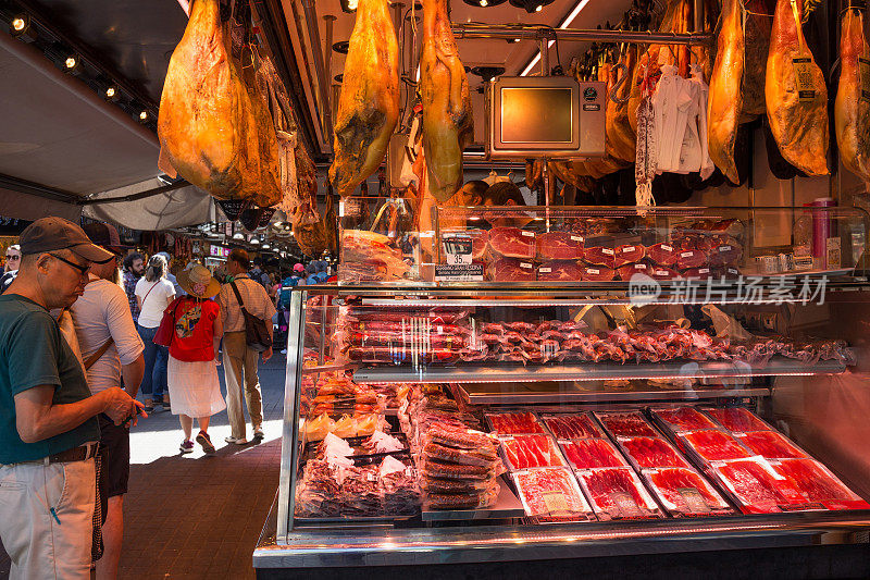 在巴塞罗那的著名市场La Boqueria出售火腿和其他肉类美食。